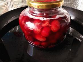 9.	锅里再装入清水，烧开，把装樱桃的罐头瓶子放入其中，煮5—7分钟，把盖子盖紧，这样樱桃罐头就做好了，放入冰箱冷藏后更好吃。这样做相当于抽真空，平时就可以放常温保存，大约7、8个月不成问题呢。