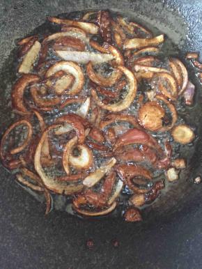 炸制金黄色控油捞出晾凉.多余的油倒出剩底油备用