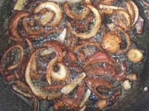 炸制金黄色控油捞出晾凉.多余的油倒出剩底油备用