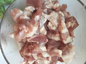 五花肉切丁，大概一厘米左右宽三厘米左右长