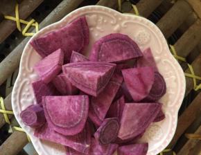 首先紫薯、红薯去皮切片上锅蒸熟，蒸到什么状态呢就是用筷子一插就透就可以了