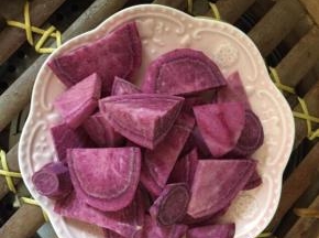 首先紫薯、红薯去皮切片上锅蒸熟，蒸到什么状态呢就是用筷子一插就透就可以了