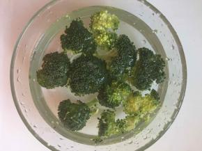 西兰花泡淡盐水洗净