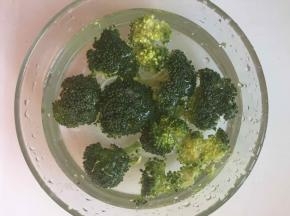 西兰花泡淡盐水洗净