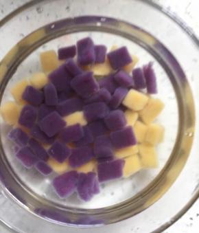 芋圆煮好后立刻放到冰凉白开水里这样的芋圆才会更Q弹