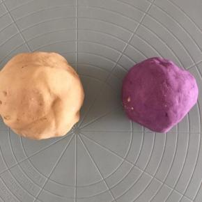 然后一点点倒入木薯淀粉，干的话可以适当加点水，揉成光滑不裂的面团，不要加太多水面太软了煮出来就不好看了