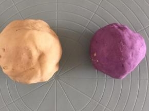 然后一点点倒入木薯淀粉，干的话可以适当加点水，揉成光滑不裂的面团，不要加太多水面太软了煮出来就不好看了