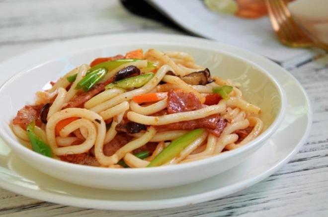 黑椒培根炒乌冬面