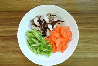 香菇、胡萝卜、青椒分别切小片