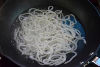 乌冬面入沸水中煮1分钟