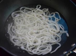 乌冬面入沸水中煮1分钟