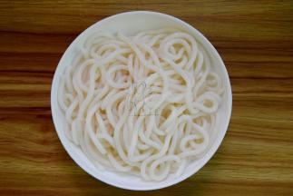 然后捞出过冷水后沥干水分