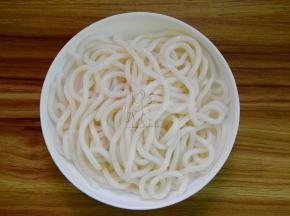 然后捞出过冷水后沥干水分