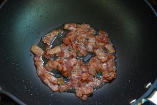 培根入锅中小火煎煸金黄出油后盛出