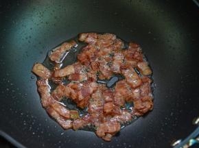 培根入锅中小火煎煸金黄出油后盛出