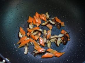 锅中留油，先炒一下香菇，再倒入胡萝卜稍炒