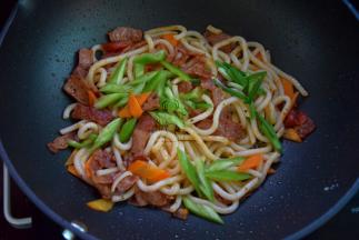 加盐调味，再加入青椒和葱段炒匀就好了