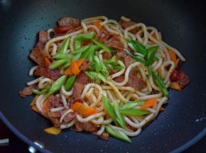 加盐调味，再加入青椒和葱段炒匀就好了