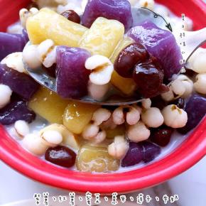 小碗里放上沥干的芋圆，煮好的薏米和莲子，再放上蜜豆最后倒入牛奶就可以享用啦非常好吃哦。