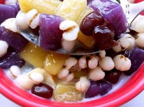 小碗里放上沥干的芋圆，煮好的薏米和莲子，再放上蜜豆最后倒入牛奶就可以享用啦非常好吃哦。