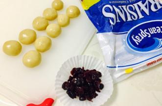 把揉好的面团分成10个20g左右重量的小份揉成球。同时称取蔓越莓干切碎