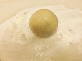 包好的月饼球放在手粉里裹一圈，防粘