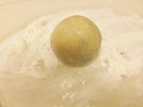 包好的月饼球放在手粉里裹一圈，防粘