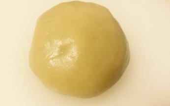 将饼皮所需材料全部混合揉成光滑的面团