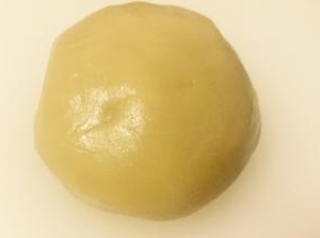 将饼皮所需材料全部混合揉成光滑的面团