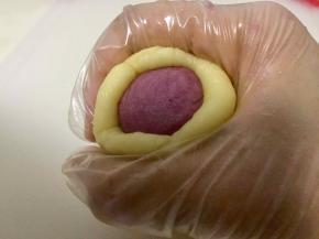 用虎口收紧，整理成球状（图片为其他口味馅料，参考方法即可）