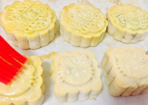 定型后的月饼取出，表面涂一层薄薄的蛋黄水，送入烤箱200度中层烤10-15分钟