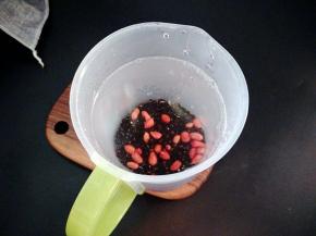 花生黑豆浸泡4小时，芝麻洗净。