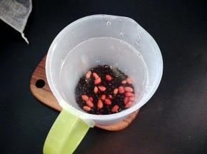花生黑豆浸泡4小时，芝麻洗净。