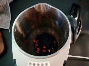 一起倒入豆浆机中