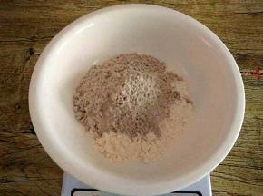 把荞麦面粉，盐混合