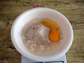 打入鸡蛋，加入清水拌匀