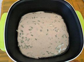 倒入抹过油的锅中，摊均匀。