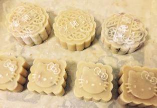 然后用模具压出需要的花型，排放在烤盘里。送入预热好的烤箱200度5-10分钟