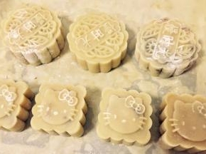 然后用模具压出需要的花型，排放在烤盘里。送入预热好的烤箱200度5-10分钟