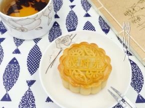 注意观察上色，月饼上色即可取出。回油后的月饼如图