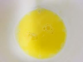 蛋黄一个兑少许清水调成蛋黄水