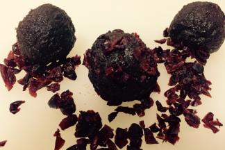 豆沙馅分成30g左右一个，揉成球，放到蔓越莓里裹上蔓越莓干