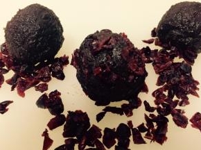 豆沙馅分成30g左右一个，揉成球，放到蔓越莓里裹上蔓越莓干