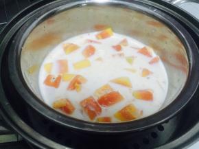 烧一锅热水，水开后上锅蒸20分钟左右