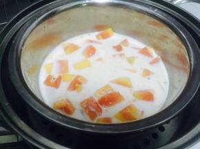 烧一锅热水，水开后上锅蒸20分钟左右