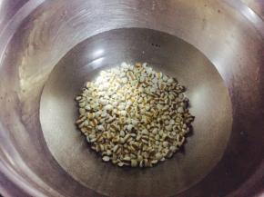 薏米提前洗净温水浸泡片刻，然后放清水中煮熟捞出备用