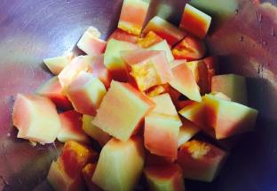 木瓜去皮去籽切块放入器皿中