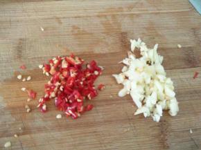 小米辣，蒜子切未，装入碗中。