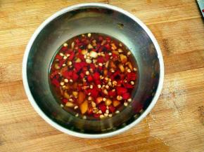 淋上热油，再加入生抽，醋拌匀备用。