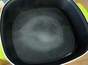 锅里做水，加入盐。